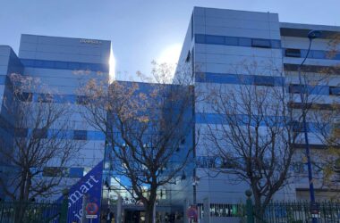 Fachada principal del Edificio ALIA, sede central corporativa de Ayesa en la Isla de la Cartuja (Sevilla). Firma: Ayesa