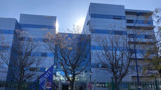 Fachada principal del Edificio ALIA, sede central corporativa de Ayesa en la Isla de la Cartuja (Sevilla). Firma: Ayesa