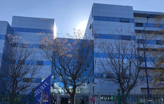 Fachada principal del Edificio ALIA, sede central corporativa de Ayesa en la Isla de la Cartuja (Sevilla). Firma: Ayesa