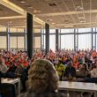 Votación a mano alzada en una asamblea de empleados de Airbus España, en la planta de San Pablo (Sevilla) el pasado mes de julio. Firma: CCOO