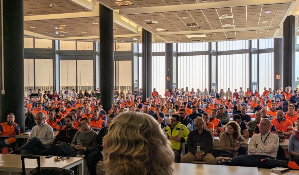 Votación a mano alzada en una asamblea de empleados de Airbus España, en la planta de San Pablo (Sevilla) el pasado mes de julio. Firma: CCOO