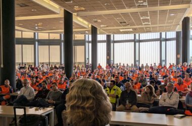 Votación a mano alzada en una asamblea de empleados de Airbus España, en la planta de San Pablo (Sevilla) el pasado mes de julio. Firma: CCOO