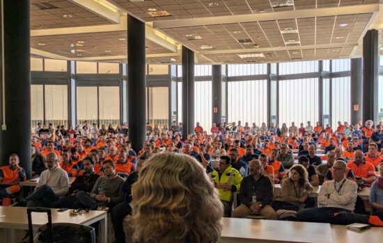 Votación a mano alzada en una asamblea de empleados de Airbus España, en la planta de San Pablo (Sevilla) el pasado mes de julio. Firma: CCOO