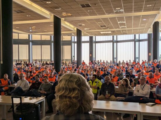 Votación a mano alzada en una asamblea de empleados de Airbus España, en la planta de San Pablo (Sevilla) el pasado mes de julio. Firma: CCOO