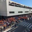 Trabajadores en huelga en la planta de Airbus San Pablo, situada junto al Aeropuerto de Sevilla durante las protestas del pasado mes de julio. Firma: CCOO