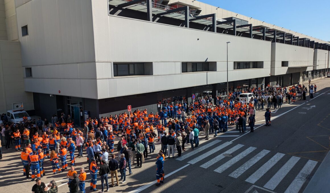 Trabajadores en huelga en la planta de Airbus San Pablo, situada junto al Aeropuerto de Sevilla durante las protestas del pasado mes de julio. Firma: CCOO