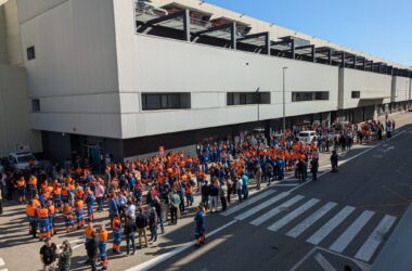 Trabajadores en huelga en la planta de Airbus San Pablo, situada junto al Aeropuerto de Sevilla durante las protestas del pasado mes de julio. Firma: CCOO