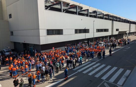 Trabajadores en huelga en la planta de Airbus San Pablo, situada junto al Aeropuerto de Sevilla durante las protestas del pasado mes de julio. Firma: CCOO