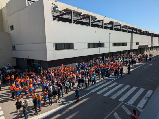 Trabajadores en huelga en la planta de Airbus San Pablo, situada junto al Aeropuerto de Sevilla durante las protestas del pasado mes de julio. Firma: CCOO