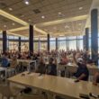Votación a mano alzada en una asamblea de trabajadores en la planta de Airbus en San pablo (Sevilla) durante la huelga del pasado mes de julio. Firma: CCOO