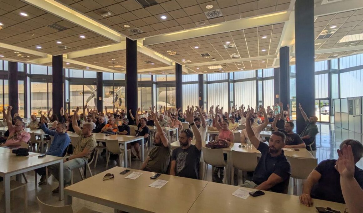 Votación a mano alzada en una asamblea de trabajadores en la planta de Airbus en San pablo (Sevilla) durante la huelga del pasado mes de julio. Firma: CCOO