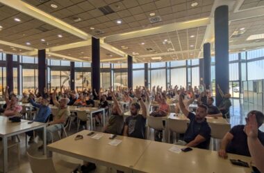 Votación a mano alzada en una asamblea de trabajadores en la planta de Airbus en San pablo (Sevilla) durante la huelga del pasado mes de julio. Firma: CCOO