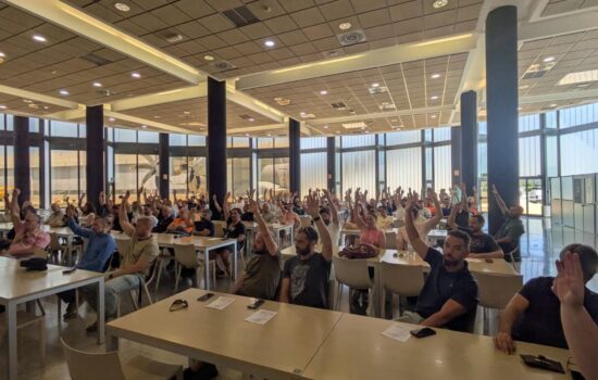 Votación a mano alzada en una asamblea de trabajadores en la planta de Airbus en San pablo (Sevilla) durante la huelga del pasado mes de julio. Firma: CCOO