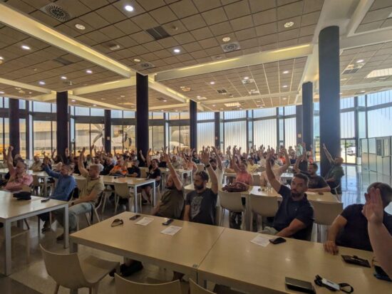 Votación a mano alzada en una asamblea de trabajadores en la planta de Airbus en San pablo (Sevilla) durante la huelga del pasado mes de julio. Firma: CCOO
