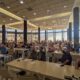 Votación a mano alzada en una asamblea de trabajadores en la planta de Airbus en San pablo (Sevilla) durante la huelga del pasado mes de julio. Firma: CCOO