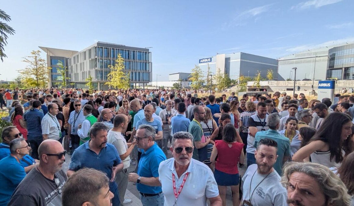 Concentración de la plantilla en las explanadas del Campus Futura de Airbus en Getafe (Madrid). Firma: CCOO