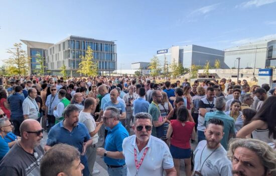 Concentración de la plantilla en las explanadas del Campus Futura de Airbus en Getafe (Madrid). Firma: CCOO