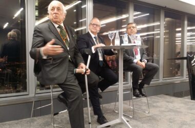 Carlos Espinosa de los Monteros (izda.) en la presentación del libro 'Liderazgo made in Spain', junto a su autor, José Manuel Casado (centro) y el entonces presidente de vodafine España, Francisco Román, en febrero de 2017. Firma: 2C Consulting