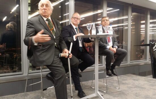 Carlos Espinosa de los Monteros (izda.) en la presentación del libro 'Liderazgo made in Spain', junto a su autor, José Manuel Casado (centro) y el entonces presidente de vodafine España, Francisco Román, en febrero de 2017. Firma: 2C Consulting