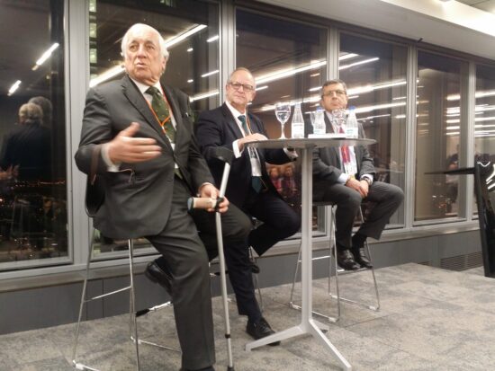 Carlos Espinosa de los Monteros (izda.) en la presentación del libro 'Liderazgo made in Spain', junto a su autor, José Manuel Casado (centro) y el entonces presidente de vodafine España, Francisco Román, en febrero de 2017. Firma: 2C Consulting