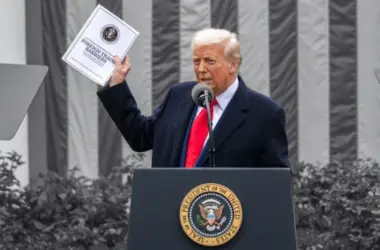 El presidente de EE.UU., Donald Trump, sostiene el informe sobre 'Barreras Comerciales Extranjeras' durante el anuncio de su política de aranceles en el Jardín de las Rosas de la Casa Blanca, en Washington D.C., el 2 de abril de 2025. Firma: Industry Talks