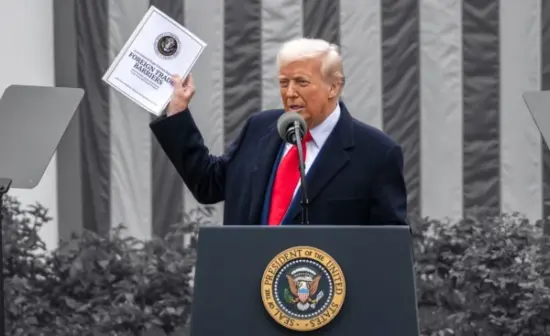 El presidente de EE.UU., Donald Trump, sostiene el informe sobre 'Barreras Comerciales Extranjeras' durante el anuncio de su política de aranceles en el Jardín de las Rosas de la Casa Blanca, en Washington D.C., el 2 de abril de 2025. Firma: Industry Talks