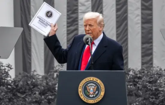 El presidente de EE.UU., Donald Trump, sostiene el informe sobre 'Barreras Comerciales Extranjeras' durante el anuncio de su política de aranceles en el Jardín de las Rosas de la Casa Blanca, en Washington D.C., el 2 de abril de 2025. Firma: Industry Talks