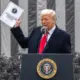 El presidente de EE.UU., Donald Trump, sostiene el informe sobre 'Barreras Comerciales Extranjeras' durante el anuncio de su política de aranceles en el Jardín de las Rosas de la Casa Blanca, en Washington D.C., el 2 de abril de 2025. Firma: Industry Talks