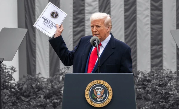El presidente de EE.UU., Donald Trump, sostiene el informe sobre 'Barreras Comerciales Extranjeras' durante el anuncio de su política de aranceles en el Jardín de las Rosas de la Casa Blanca, en Washington D.C., el 2 de abril de 2025. Firma: Industry Talks