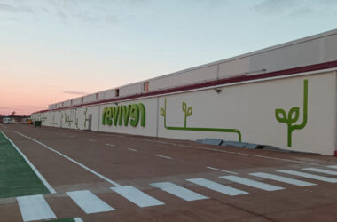 Fachada principal de la factoría Reviver de GAM en Villacé (León), su planta de economía circular y refabricación de maquinaria. Firma: GAM