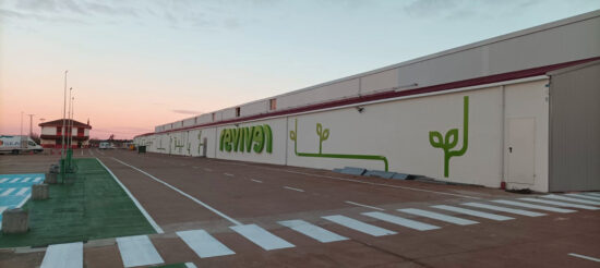 Fachada principal de la factoría Reviver de GAM en Villacé (León), su planta de economía circular y refabricación de maquinaria. Firma: GAM