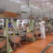Operario en pleno proceso de cocción y mezcla del dulce navideño en los 'boixets' mecánicos de una factoría en Jijona (Alicante). Firma: Museo del Turrón