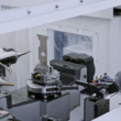 Célula de mecanizado CNC automatizada en la fábrica digital de meviy donde un brazo robótico gestiona la carga de piezas industriales personalizadas directamente desde el modelo CAD del cliente. Firma: Meviy