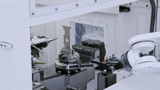 Célula de mecanizado CNC automatizada en la fábrica digital de meviy donde un brazo robótico gestiona la carga de piezas industriales personalizadas directamente desde el modelo CAD del cliente. Firma: Meviy