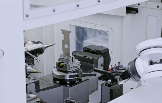 Célula de mecanizado CNC automatizada en la fábrica digital de meviy donde un brazo robótico gestiona la carga de piezas industriales personalizadas directamente desde el modelo CAD del cliente. Firma: Meviy