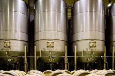 Depósitos de acero inoxidable y parque de barricas en la sede de Muriel Wines en Elciego (Álava), centro operativo del grupo. Firma: Muriel Wines