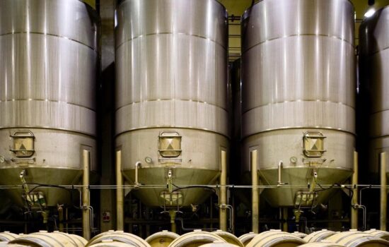 Depósitos de acero inoxidable y parque de barricas en la sede de Muriel Wines en Elciego (Álava), centro operativo del grupo. Firma: Muriel Wines