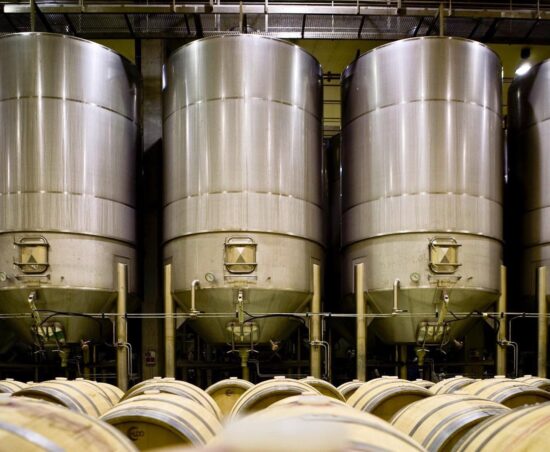 Depósitos de acero inoxidable y parque de barricas en la sede de Muriel Wines en Elciego (Álava), centro operativo del grupo. Firma: Muriel Wines
