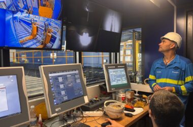 Profesionales de Navantia en su sala de control del Taller de Paneles Planos Avanzados José Antonio Rodríguez Poch, en San Fernando (Cádiz), un referente de la digitalización y el modelo de 'astillero 4.0'. Firma: Navantia