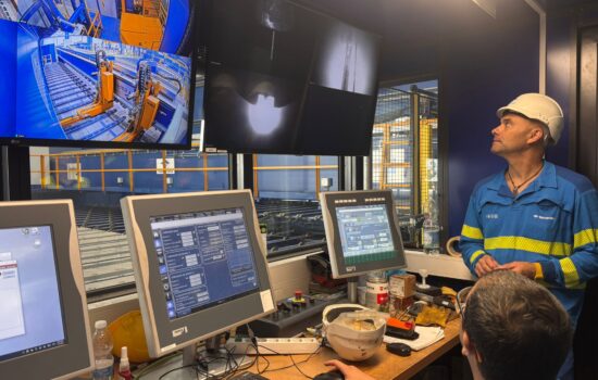 Profesionales de Navantia en su sala de control del Taller de Paneles Planos Avanzados José Antonio Rodríguez Poch, en San Fernando (Cádiz), un referente de la digitalización y el modelo de 'astillero 4.0'. Firma: Navantia