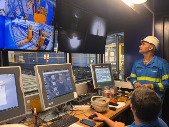 Profesionales de Navantia en su sala de control del Taller de Paneles Planos Avanzados José Antonio Rodríguez Poch, en San Fernando (Cádiz), un referente de la digitalización y el modelo de 'astillero 4.0'. Firma: Navantia