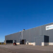 Fachada principal de la planta de WindWaves en As Somozas (A Coruña), donde fabrica estructuras y componentes para eólica marina. Firma: Amper