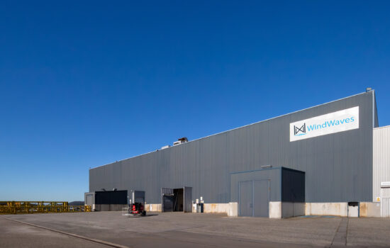 Fachada principal de la planta de WindWaves en As Somozas (A Coruña), donde fabrica estructuras y componentes para eólica marina. Firma: Amper