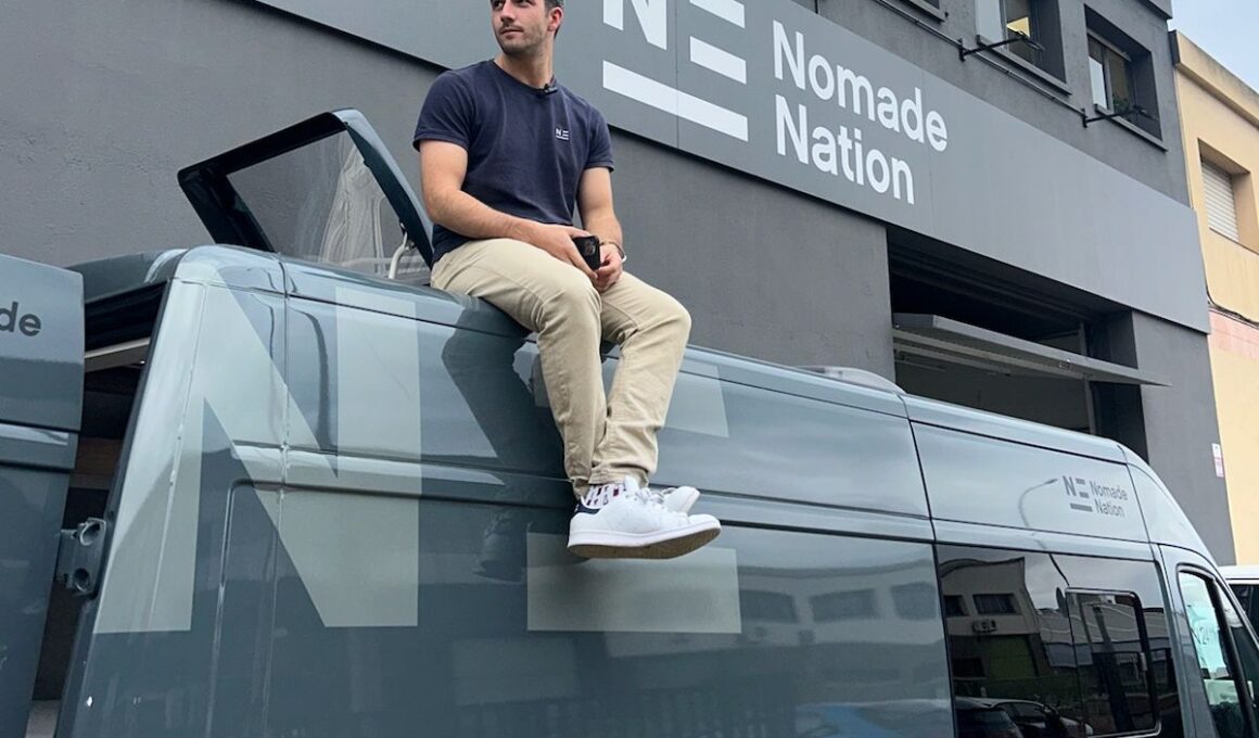 Ignasi Ribó, CEO de Nomade Nation, sentado sobre el techo de una de las furgonetas que produce su empresa, en sus instalaciones de Montcada i Reixac (Barcelona). Firma: Nomade Nation