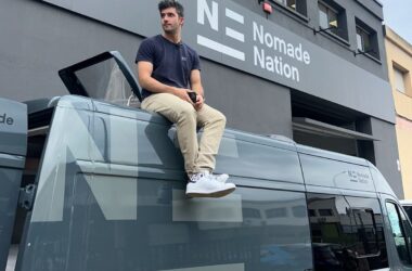 Ignasi Ribó, CEO de Nomade Nation, sentado sobre el techo de una de las furgonetas que produce su empresa, en sus instalaciones de Montcada i Reixac (Barcelona). Firma: Nomade Nation