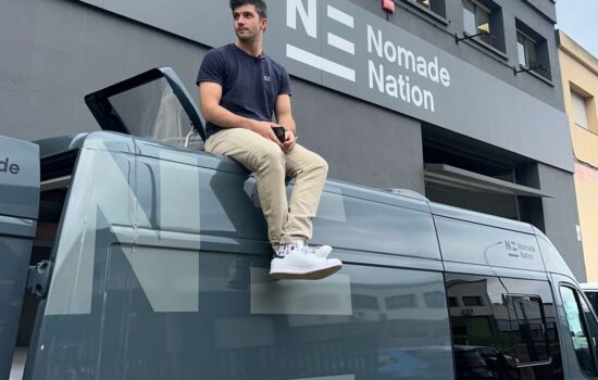 Ignasi Ribó, CEO de Nomade Nation, sentado sobre el techo de una de las furgonetas que produce su empresa, en sus instalaciones de Montcada i Reixac (Barcelona). Firma: Nomade Nation
