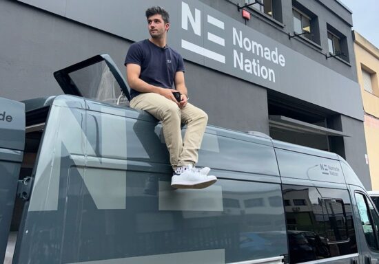 Ignasi Ribó, CEO de Nomade Nation, sentado sobre el techo de una de las furgonetas que produce su empresa, en sus instalaciones de Montcada i Reixac (Barcelona). Firma: Nomade Nation