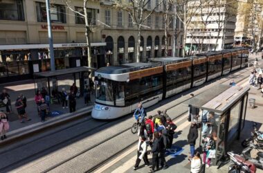 Modelo 'Urbos' de CAF operando en la red de tranvías urbanos de Marsella, con la misma base tecnológica que el grupo desplegará en su nuevo contrato para la región de París. Firma: CAF