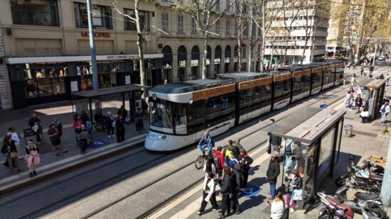 Modelo 'Urbos' de CAF operando en la red de tranvías urbanos de Marsella, con la misma base tecnológica que el grupo desplegará en su nuevo contrato para la región de París. Firma: CAF