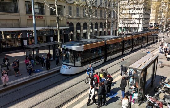 Modelo 'Urbos' de CAF operando en la red de tranvías urbanos de Marsella, con la misma base tecnológica que el grupo desplegará en su nuevo contrato para la región de París. Firma: CAF